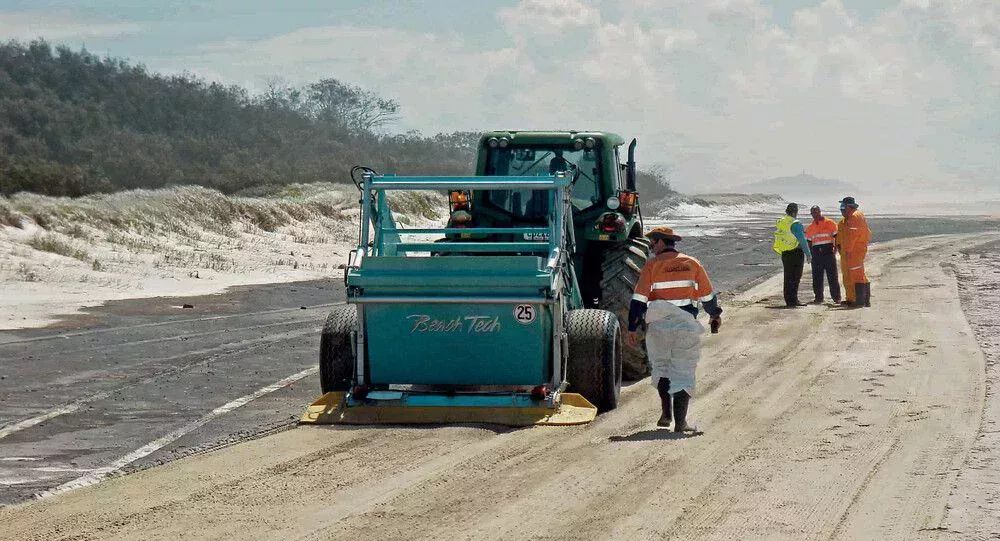 BeachTech Strandreiniger Demonstration Sandreinigung von Öl